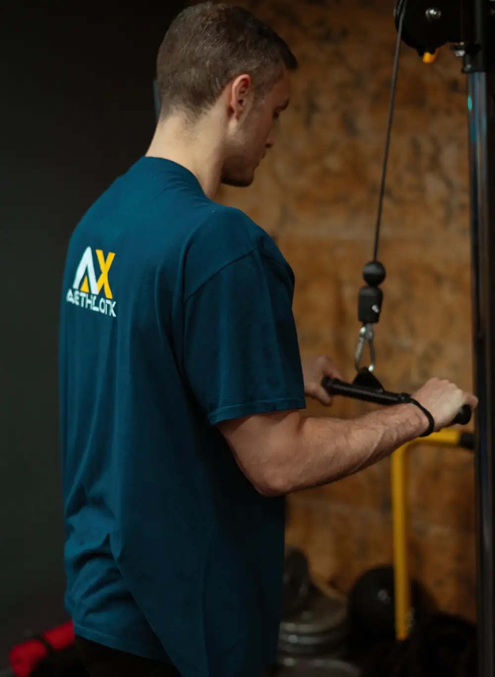 άσκηση τρικέφαλων σε μηχάνημα στο Open Gym